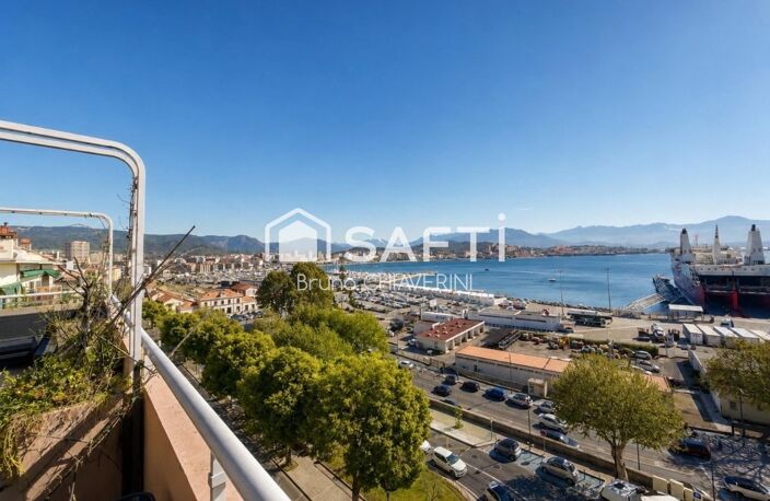 Vue imprenable sur le port d'Ajaccio et le cours Napoleon — photo 2