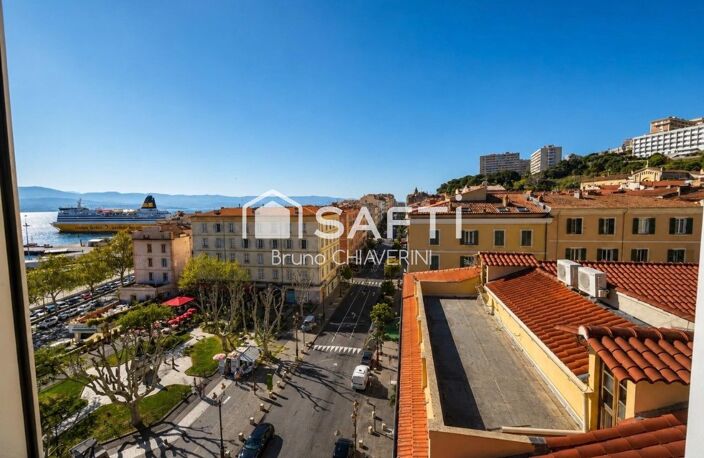 Vue imprenable sur le port d'Ajaccio et le cours Napoleon — photo 3