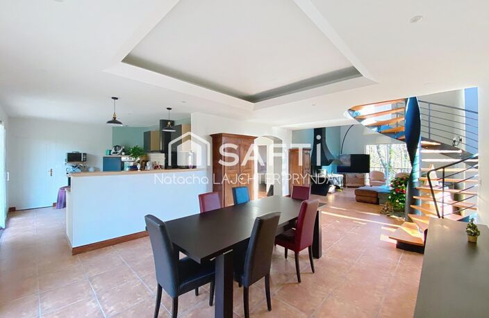 Maison d'architecte au milieu des arbres — photo 4