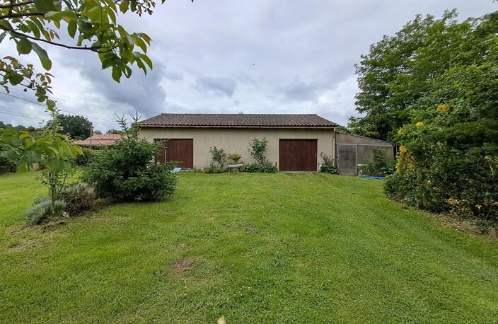 Maison girondine et double garage avec étang sur 3,2 hectares — photo 3