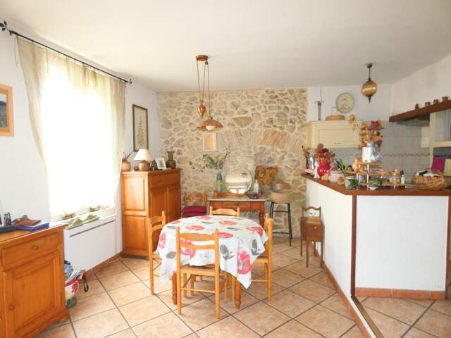 Ravissante maison de village de 101m² avec 3 chambres et un garage moto/vélo — photo du bien