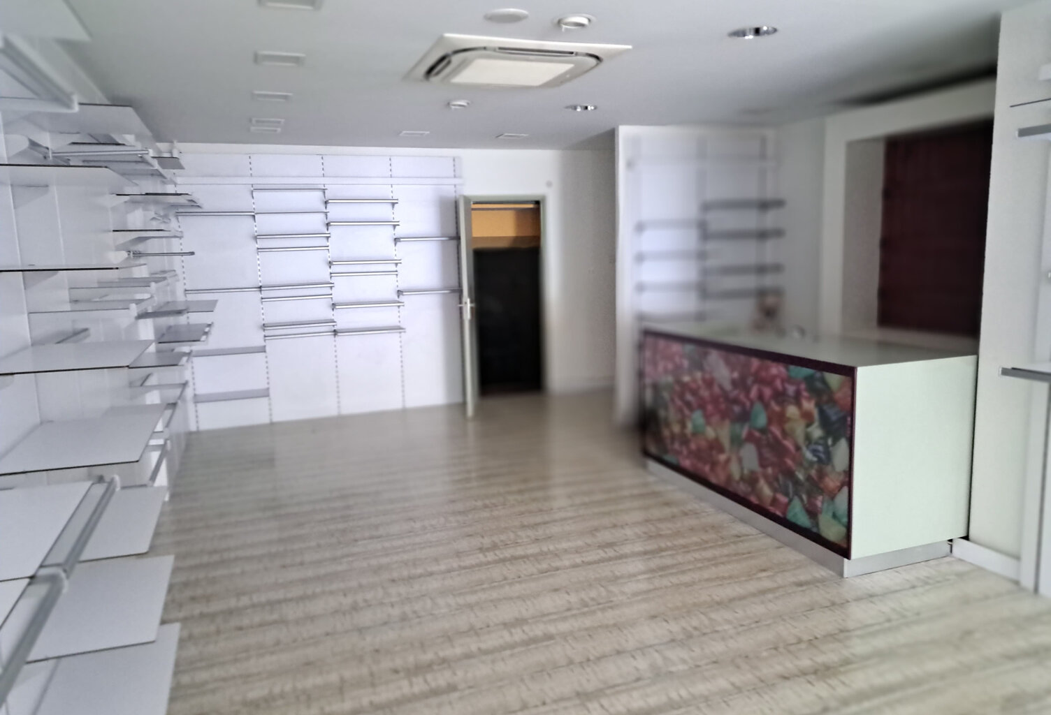 LOCAL PROFESSIONNEL — photo 1