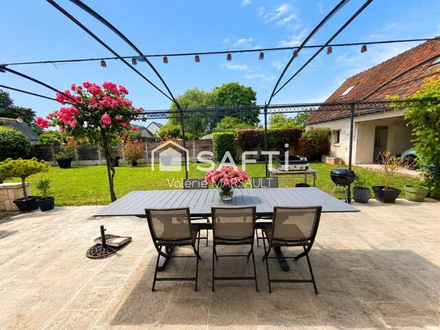 Maison de 160 m² avec piscine et dépendances — photo du bien