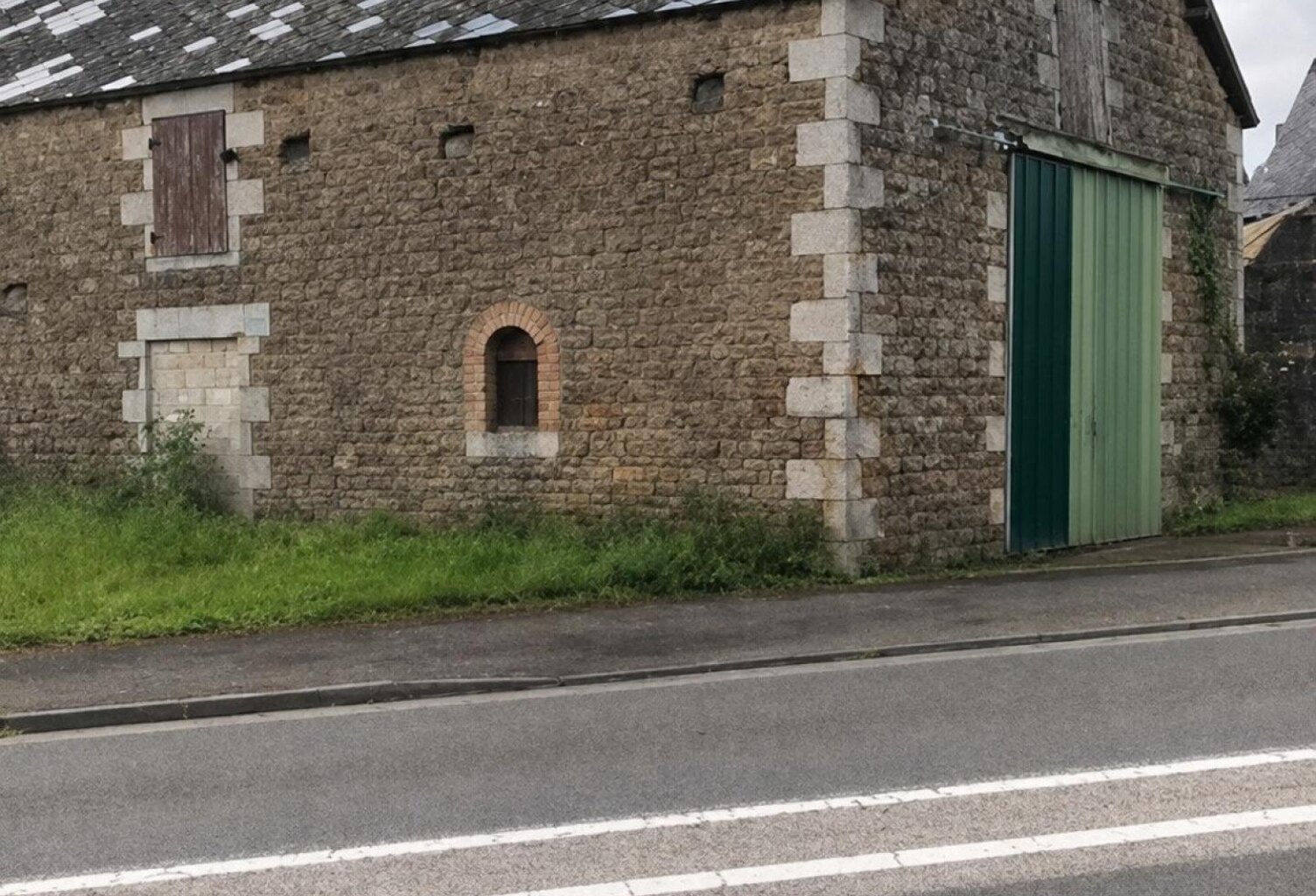 Grange à fort potentiel  Beaux volumes — photo 1