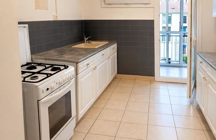 T3 lumineux  Dernier étage avec loggia et cave — photo 3