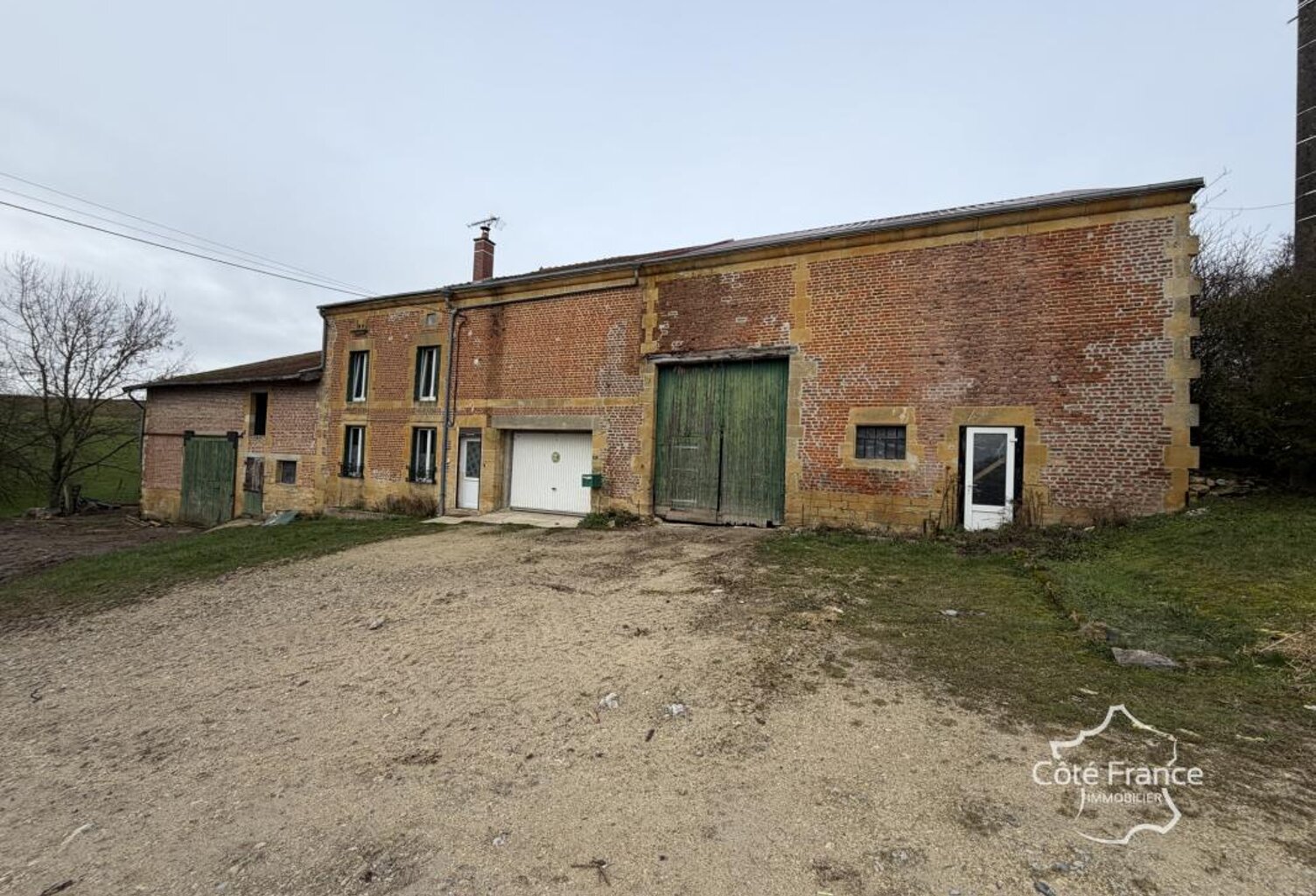 Corps de ferme avec dépendances à Verrières — photo 1