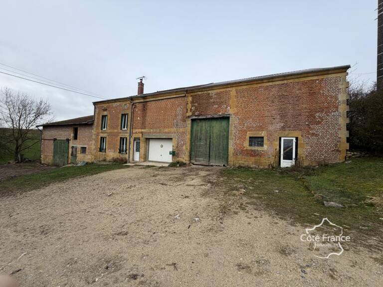 Corps de ferme avec dépendances à Verrières — photo 1