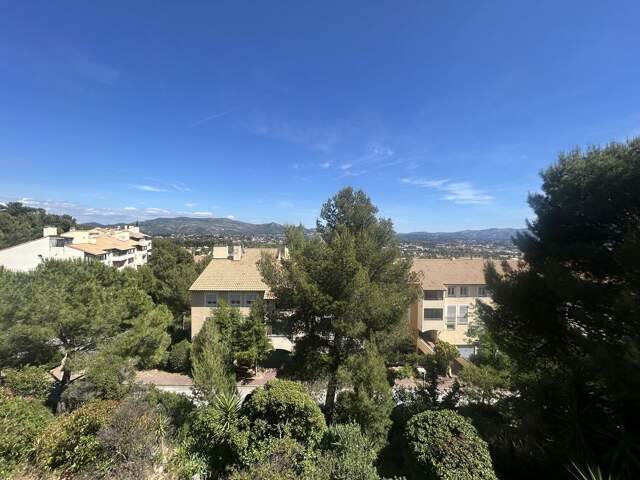 NOUVEAUTÉ !! Magnifique T4/5 d'environ 91 m² sur les hauteurs — photo du bien
