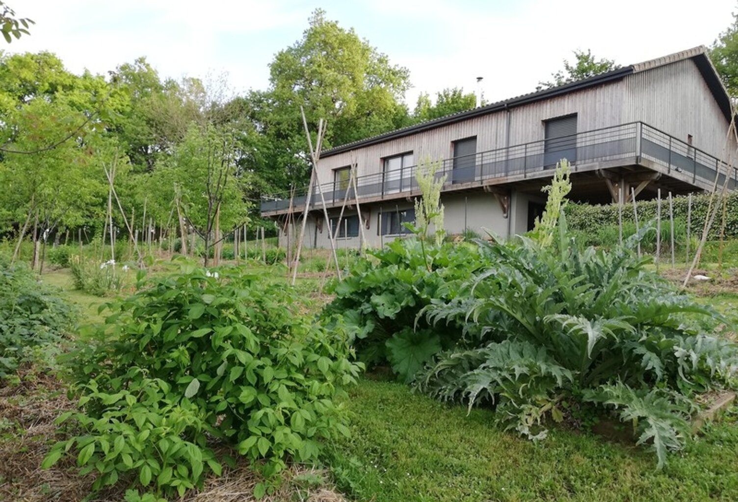 Sur les hauteurs de Vindelle, vue remarquable depuis ses grandes baies vitrées, maison en bardage bois avec de grandes pièces — photo 1