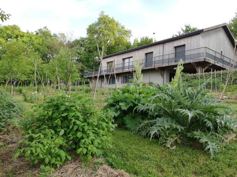 Sur les hauteurs de Vindelle, vue remarquable depuis ses grandes baies vitrées, maison en bardage bois avec de grandes pièces — photo 1