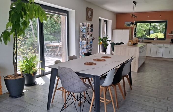 Sur les hauteurs de Vindelle, vue remarquable depuis ses grandes baies vitrées, maison en bardage bois avec de grandes pièces — photo 5