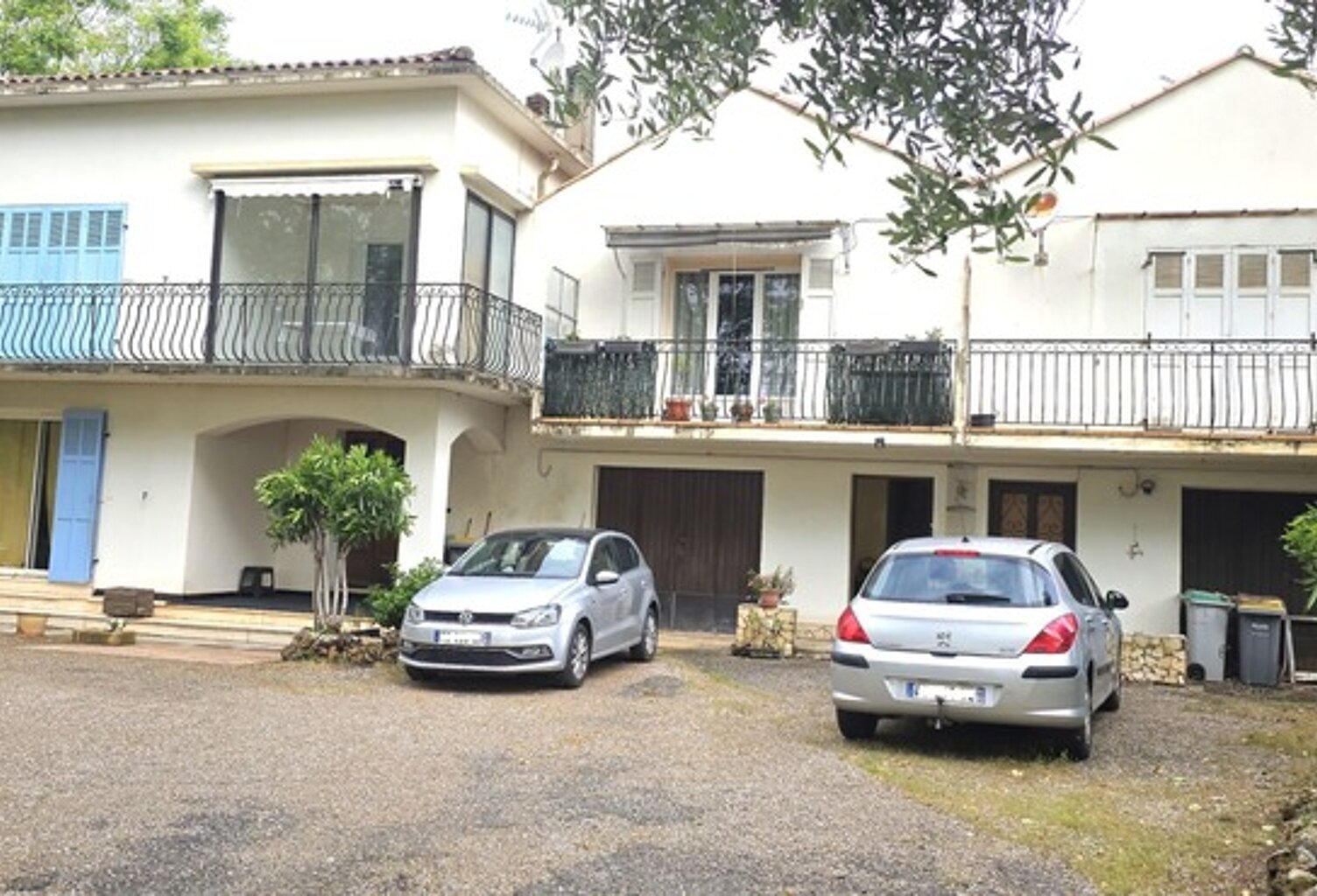 Ensemble immobilier T11 de 279 m2 avec garage, caves et hangar sur 816 m2 de terrain — photo 1