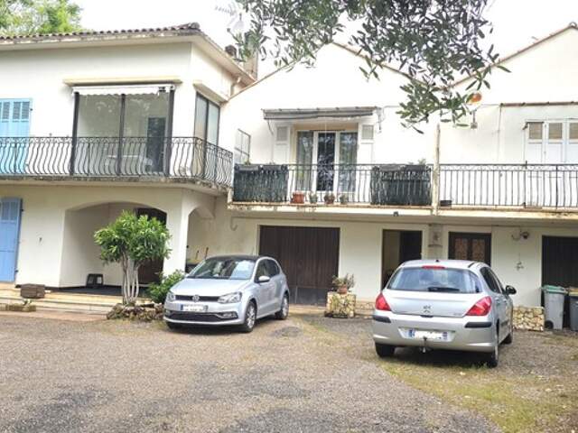 Ensemble immobilier T11 de 279 m2 avec garage, caves et hangar sur 816 m2 de terrain — photo du bien