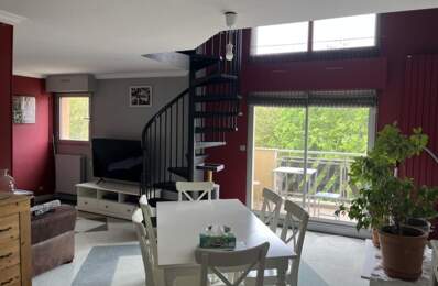 Appartement lumineux en duplex 2 chambres et grande mezzanine dans résidence arborée et sécurisée avec piscine — photo du bien