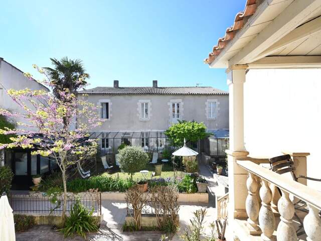 Dans le cœur historique de SAINT MARTIN DE RE bien d'exception de plus de 500 m² habitables — photo du bien