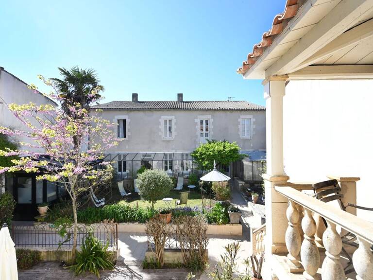 Dans le cœur historique de SAINT MARTIN DE RE bien d'exception de plus de 500 m² habitables — photo 1