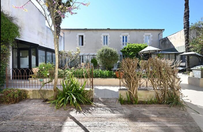 Dans le cœur historique de SAINT MARTIN DE RE bien d'exception de plus de 500 m² habitables — photo 2