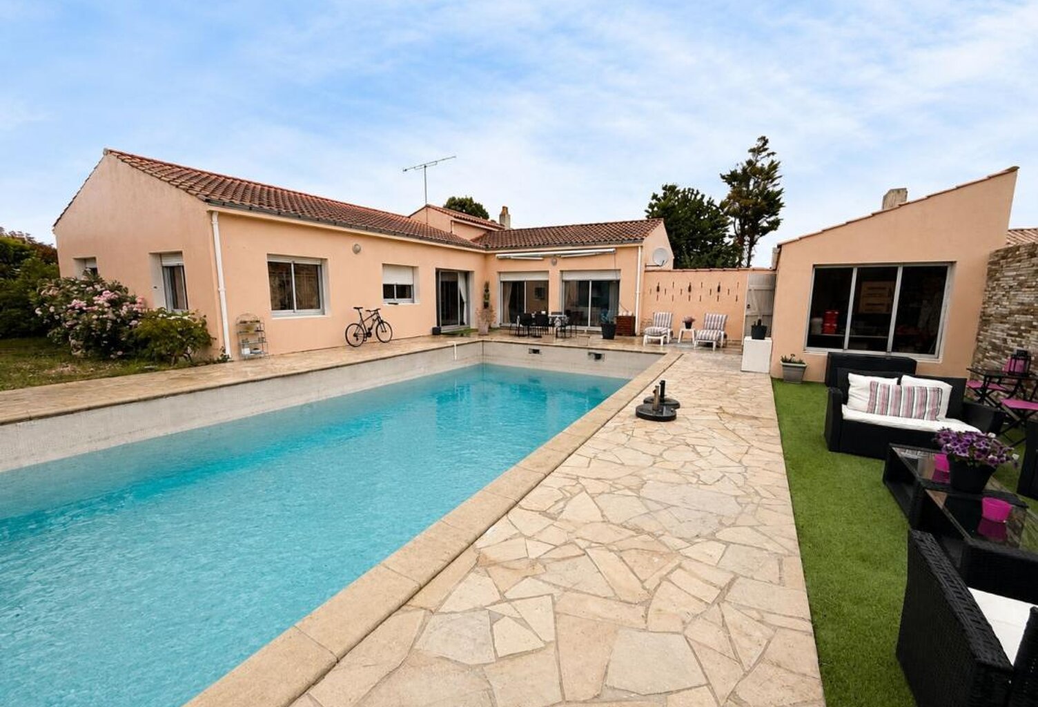 Maison individuelle avec piscine  – Fort potentiel à Charron — photo 1