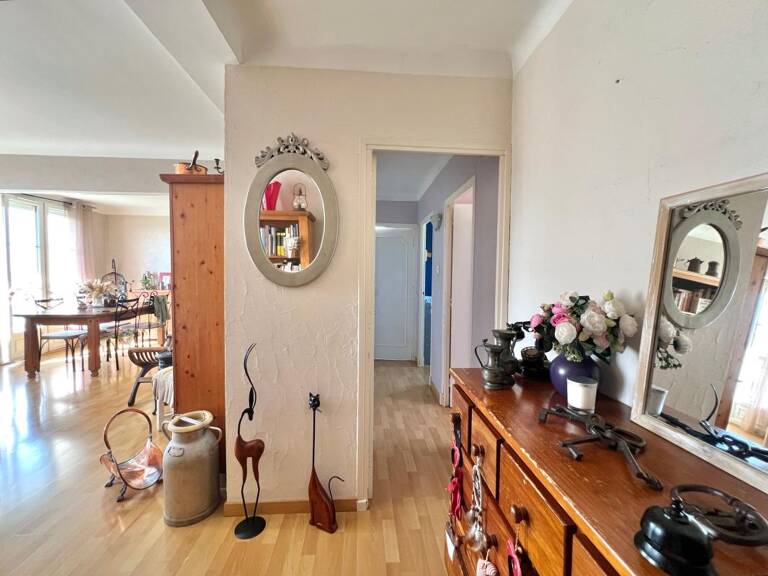 Appartement traversant T3 avec balcon filant, place de stationnement et grande cave — photo 1