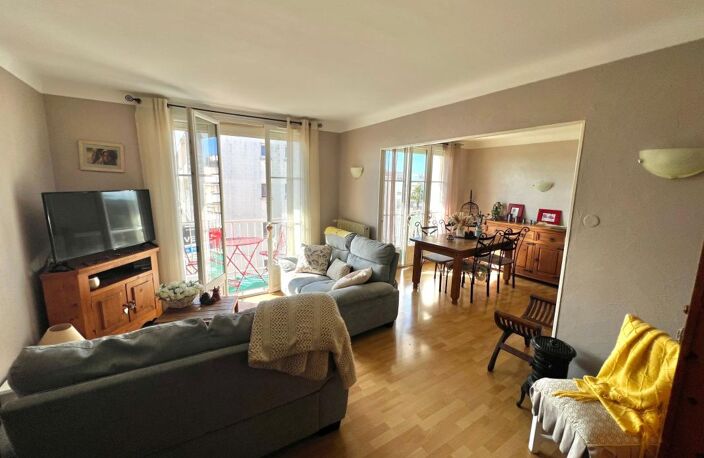 Appartement traversant T3 avec balcon filant, place de stationnement et grande cave — photo 2