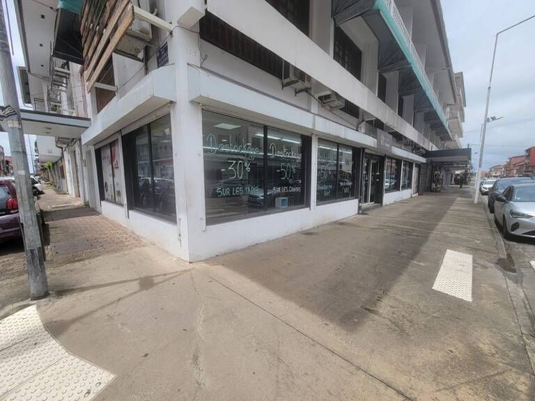 LOCAL COMMERCIAL À LOUER – CENTRE-VILLE DE CAYENNE — photo 1