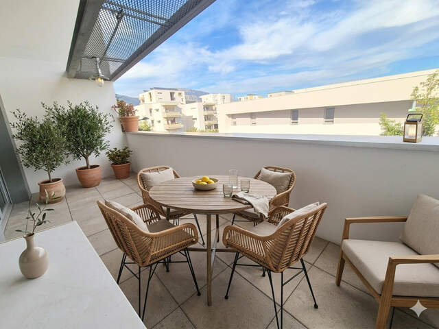 Appartement Duplex Dernier étage T4/T5 Grenoble Jean Perrot avec vue montagne et Terrasse — photo du bien