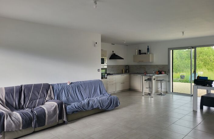 Maison à vendre 4 pièces AIRVAULT (79) Terrain 717 m² — photo 2