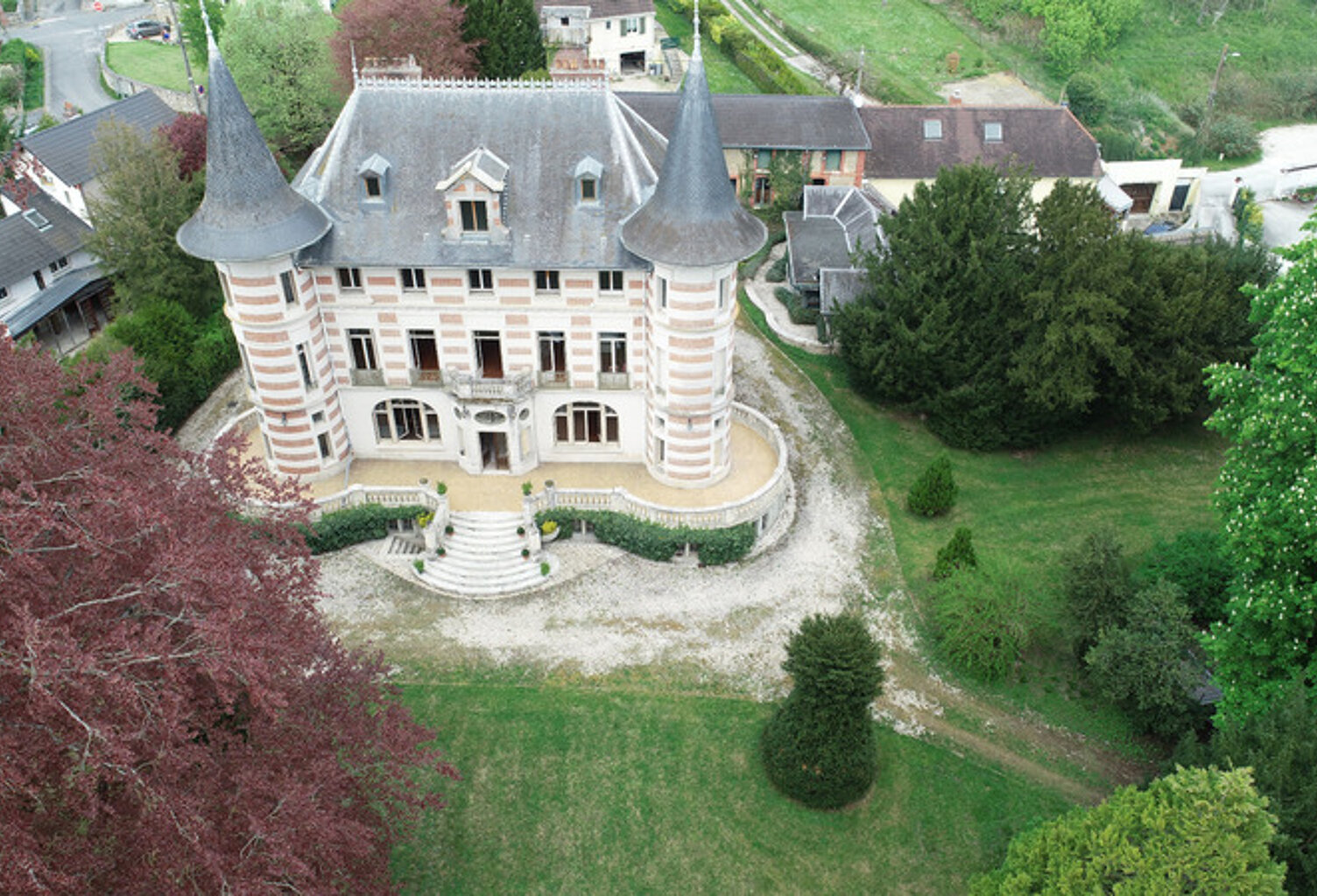 château-Thierry proche à vendre château fin XIX siècle avec salle de réception et dépendances sur un parc de plus de 20000 m2 — photo 1