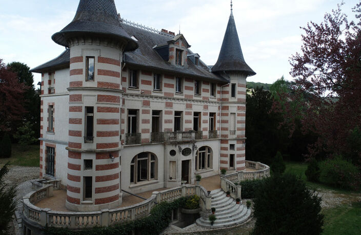 château-Thierry proche à vendre château fin XIX siècle avec salle de réception et dépendances sur un parc de plus de 20000 m2 — photo 2
