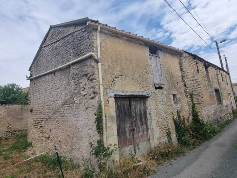 Dpt Charente Maritime (17), à vendre BERNAY SAINT MARTIN Bâtiment — photo 1