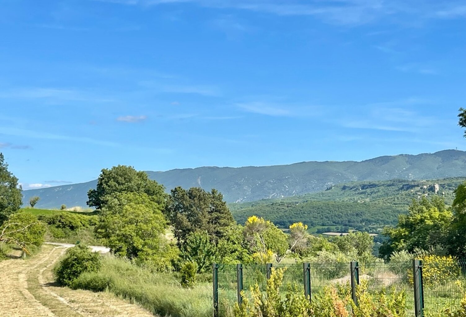 Maison en pierre à rénover avec vue exceptionnelle sur le Luberon –  84400 Apt — photo 1