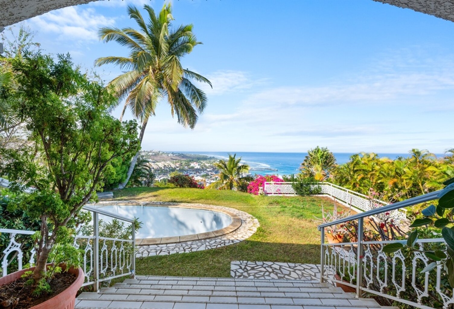 À VENDRE – VILLA D’EXCEPTION AVEC VUE PANORAMIQUE SUR MER ET PORT – SAINT-GILLES LES BAINS — photo 1