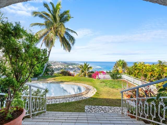 À VENDRE – VILLA D’EXCEPTION AVEC VUE PANORAMIQUE SUR MER ET PORT – SAINT-GILLES LES BAINS — photo du bien