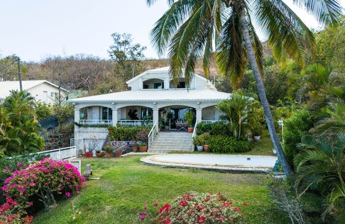 À VENDRE – VILLA D’EXCEPTION AVEC VUE PANORAMIQUE SUR MER ET PORT – SAINT-GILLES LES BAINS — photo 2