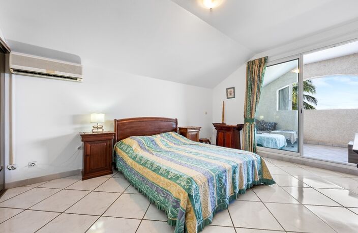 À VENDRE – VILLA D’EXCEPTION AVEC VUE PANORAMIQUE SUR MER ET PORT – SAINT-GILLES LES BAINS — photo 4