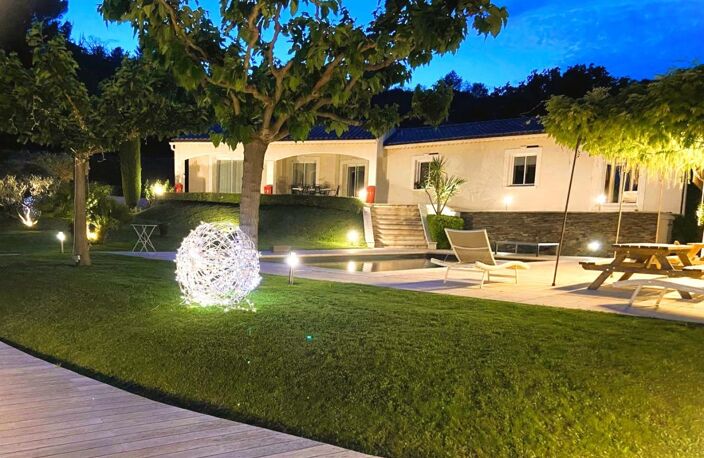 Villa d'architecte  6 pièce(s) 230 m2 — photo 2