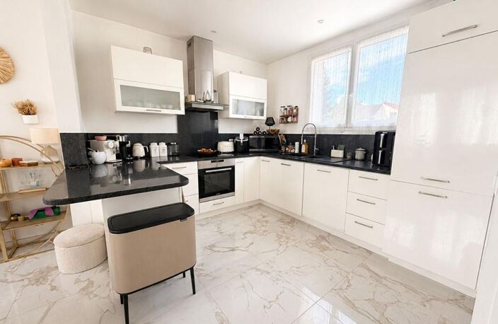 * MAISON ENTIEREMENT RENOVEE *  * MOINS DE 10MIN GARE RER C ET LIGNE H * — photo 3