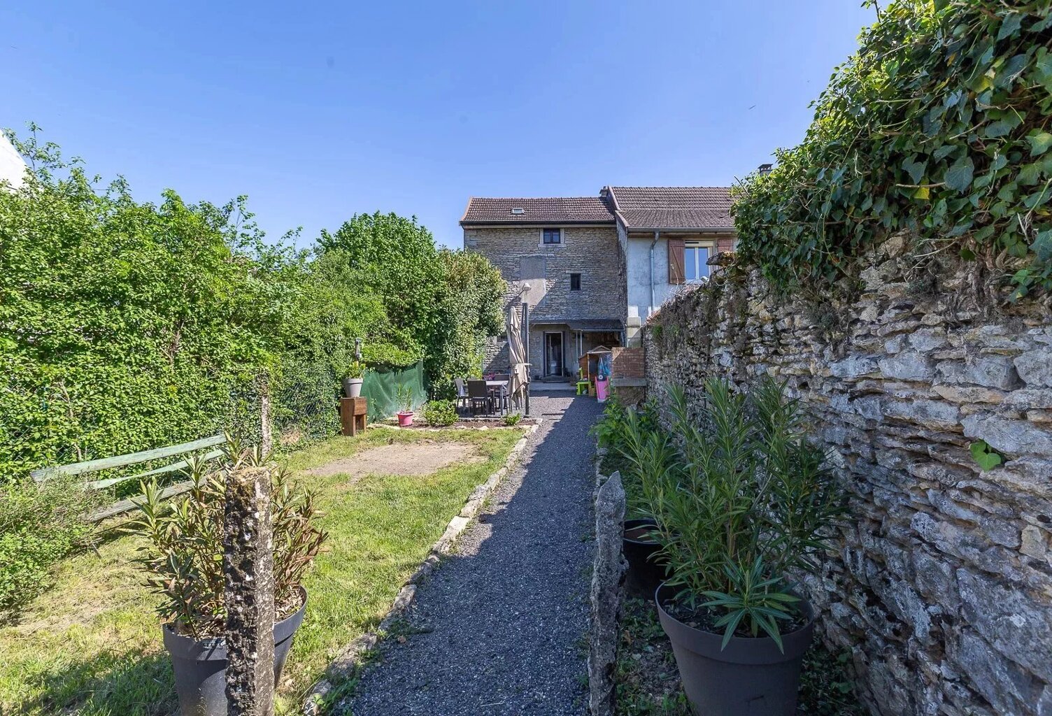Exclusivité Maison de Village avec jardin — photo 1