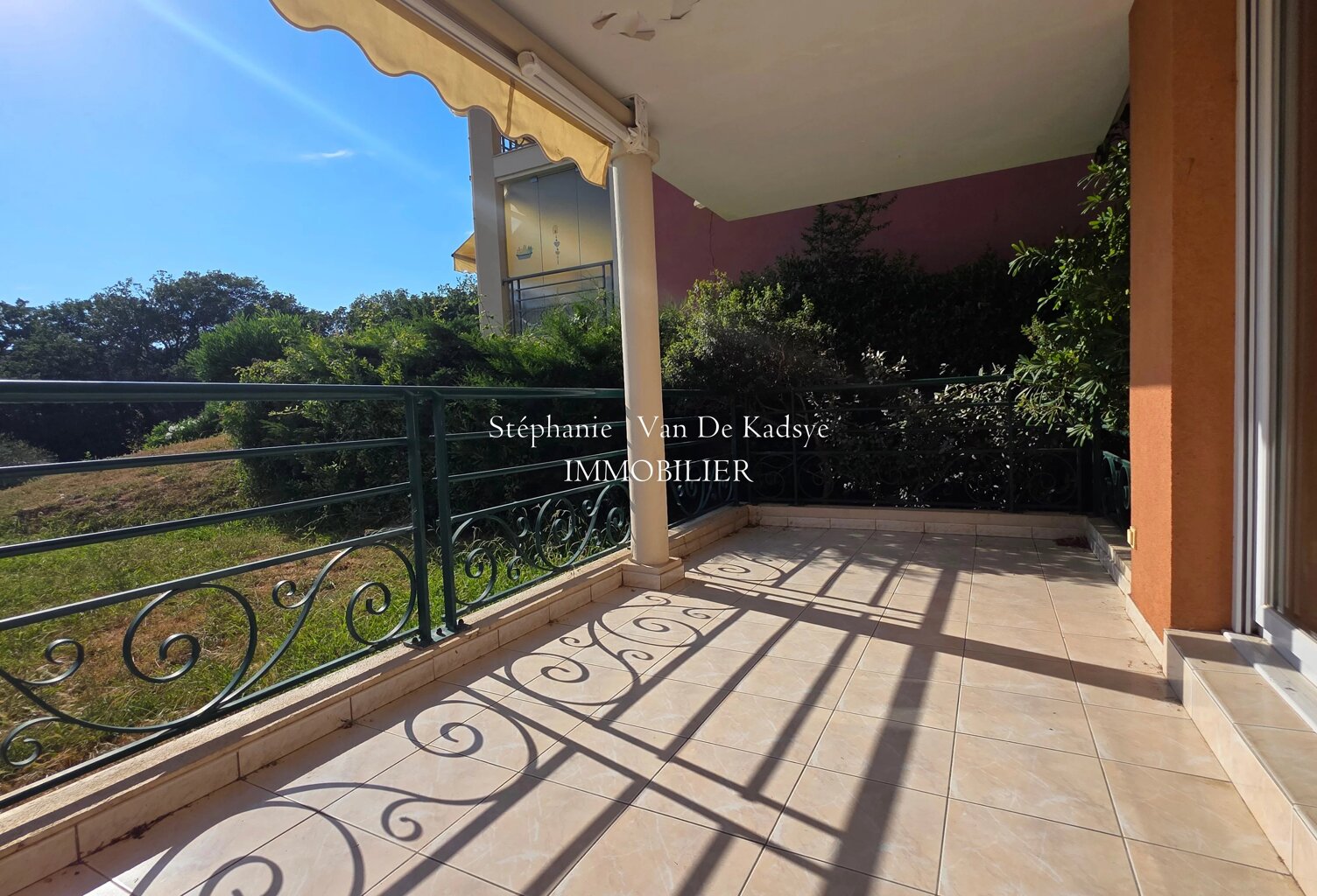 Appartement - rez-de-jardin -   2 chambres - terrasse  11m² — photo 1