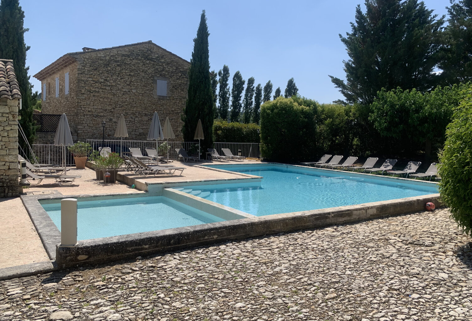Magnifique ensemble de maisons en pierres avec piscine — photo 1