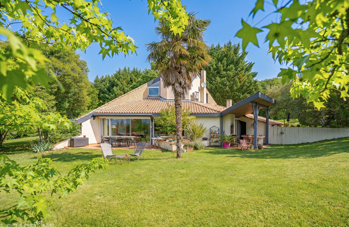 Secteur Le Lédat, à 5 minutes de Villeneuve-sur-Lot, en plein coeur du Lot-et-Garonne et proche de toutes les commodités, venez découvrir cette superbe maison d'architecte d'environ 137m² avec piscine, implantée sur un terrain de 5 000 m². Elle vous sédui — photo 2