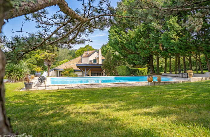 Secteur Le Lédat, à 5 minutes de Villeneuve-sur-Lot, en plein coeur du Lot-et-Garonne et proche de toutes les commodités, venez découvrir cette superbe maison d'architecte d'environ 137m² avec piscine, implantée sur un terrain de 5 000 m². Elle vous sédui — photo 3