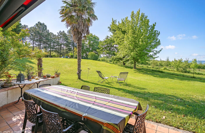 Secteur Le Lédat, à 5 minutes de Villeneuve-sur-Lot, en plein coeur du Lot-et-Garonne et proche de toutes les commodités, venez découvrir cette superbe maison d'architecte d'environ 137m² avec piscine, implantée sur un terrain de 5 000 m². Elle vous sédui — photo 4