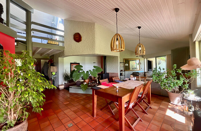 Secteur Le Lédat, à 5 minutes de Villeneuve-sur-Lot, en plein coeur du Lot-et-Garonne et proche de toutes les commodités, venez découvrir cette superbe maison d'architecte d'environ 137m² avec piscine, implantée sur un terrain de 5 000 m². Elle vous sédui — photo 5