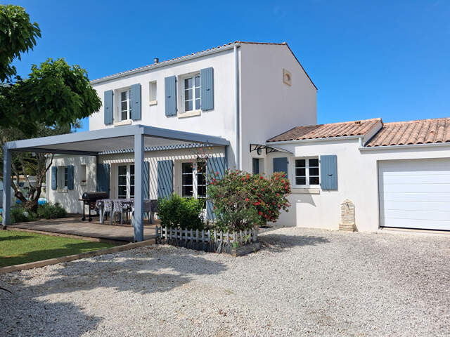 Élégante maison familiale avec piscine entre océan et village historique — photo du bien