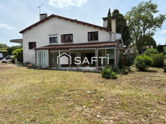 Maison 6 pièces avec jardin, étang de 2138m2, garage et 2 box — photo du bien