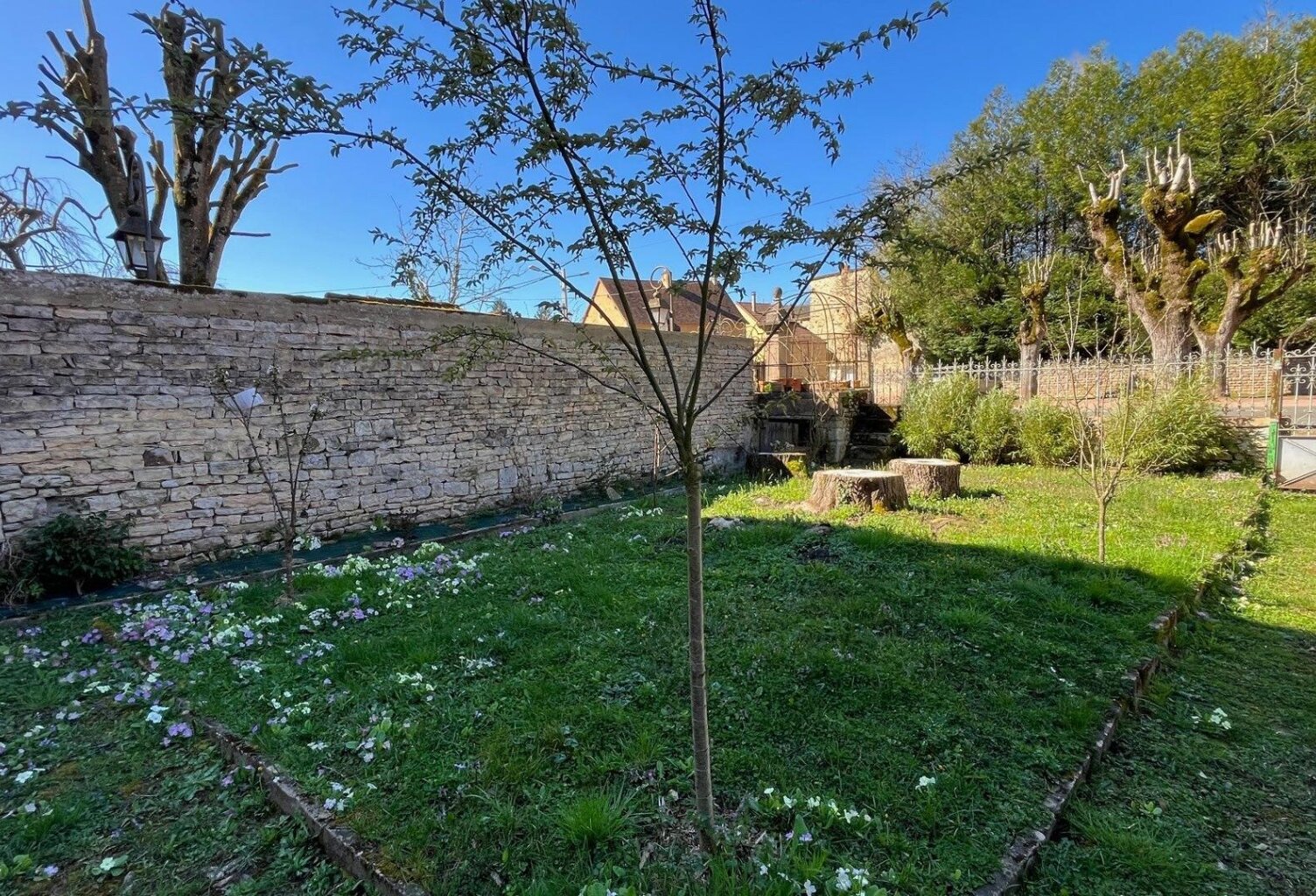 Saint-Gengoux-le-National  Maison de ville avec jardin et beau potentiel ! — photo 1