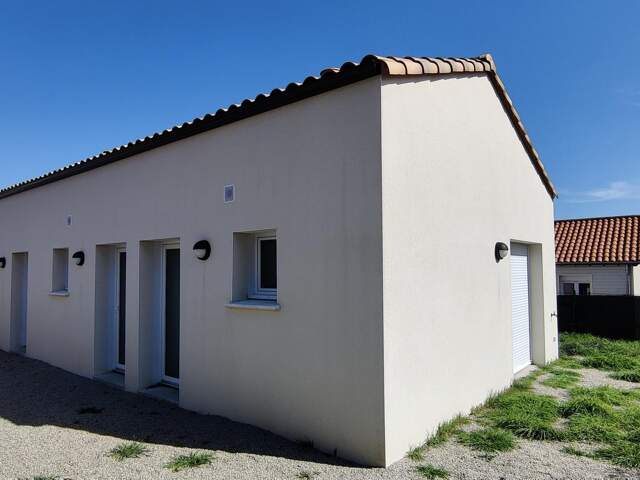 Loué - Immeuble de trois appartements de plain-pied + garages — photo du bien