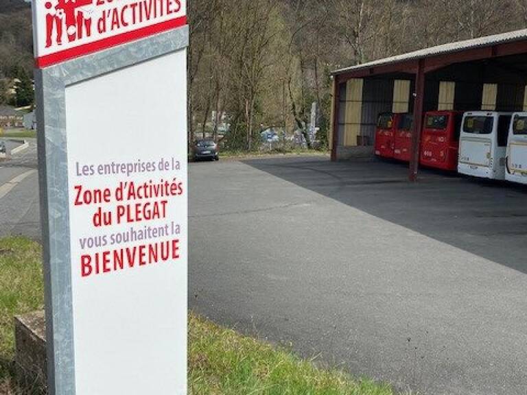 3 Bâtiments (1 bureau + 1 hangar + 1 atelier) 1025 m² + Terrain 11 391 m² (AUBIN - AVEYRON) — photo 1