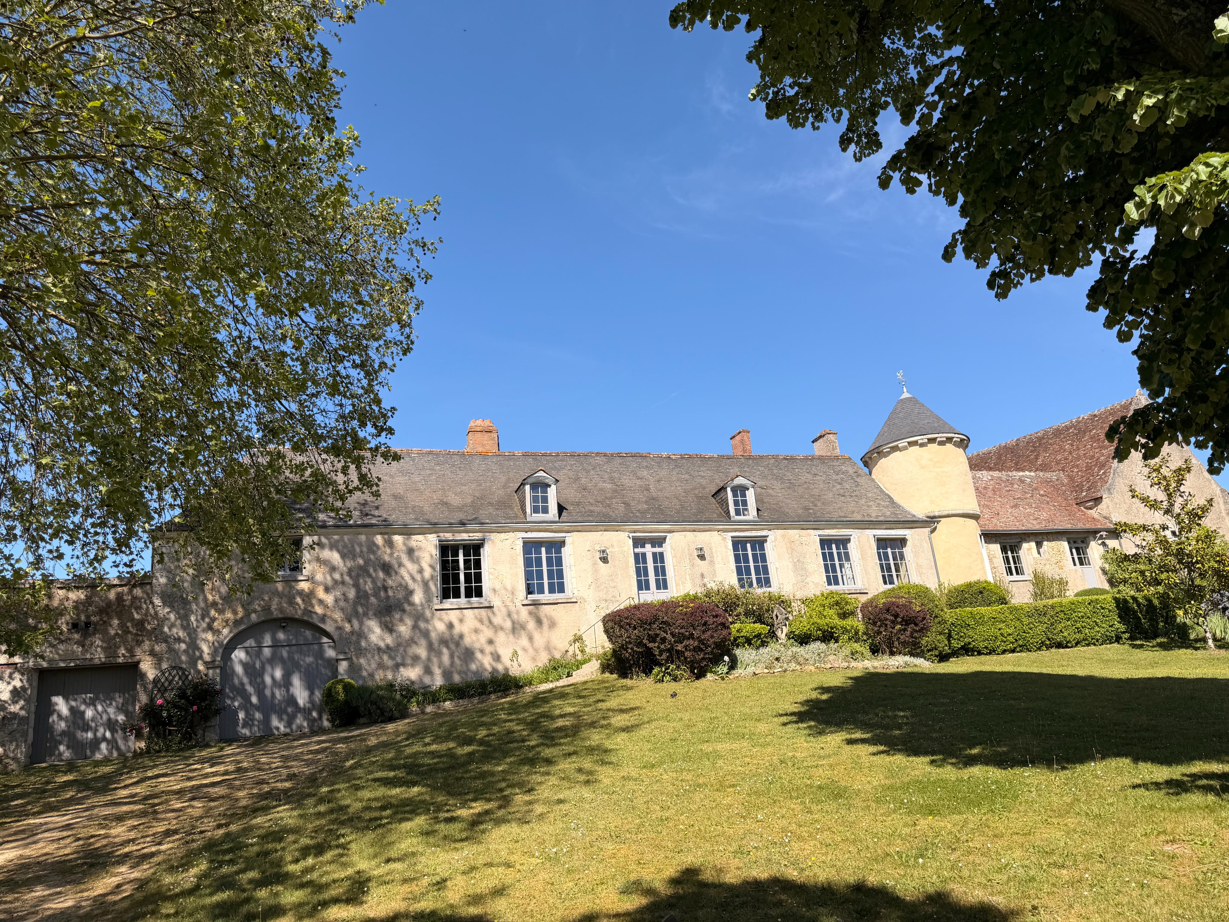PROCHE AZAY-LE-RIDEAU PROPRIETE SUR TROIS HECTARE